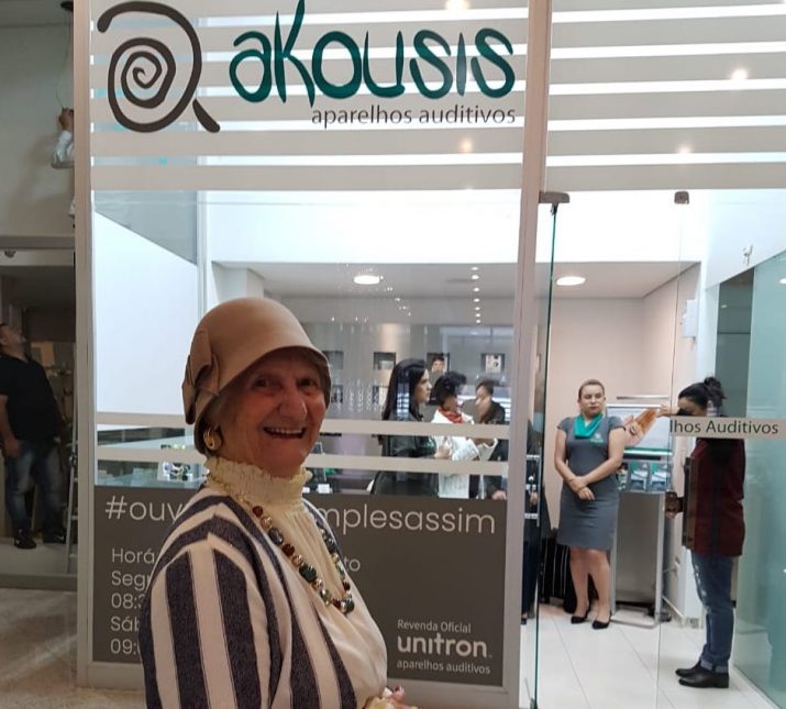 Akousis recebe a influencer Vovó Izaura Demari para um checkup auditivo